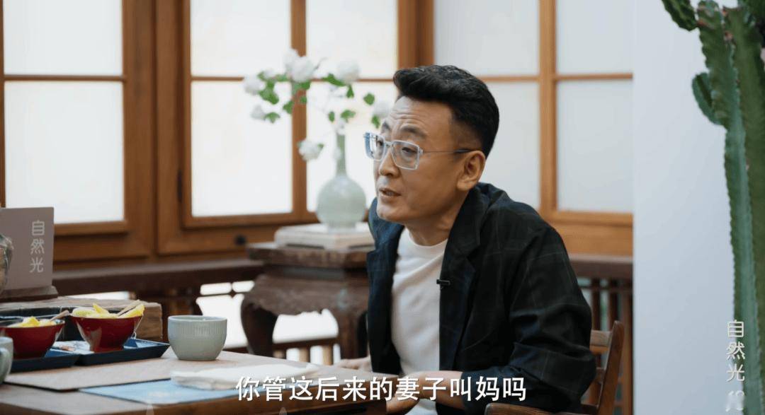 使劲夸Papi酱的窦文涛，还是被骂了