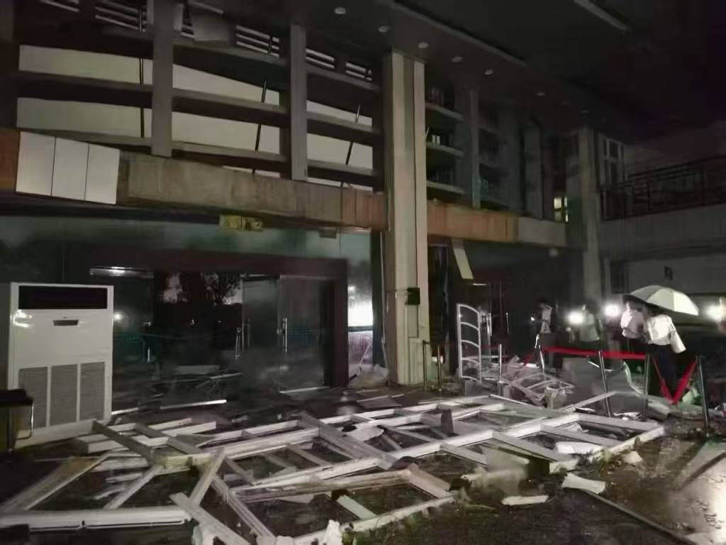 龙卷风穿过黄冈师范学院：最大风速超过15级，有学生抵住宿舍门合力抗风