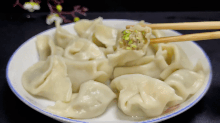 夏天包饺子，快试试这个馅！夏季时蔬和鲜肉的搭配，更鲜香、更有好口感，一口一个一盘不够吃