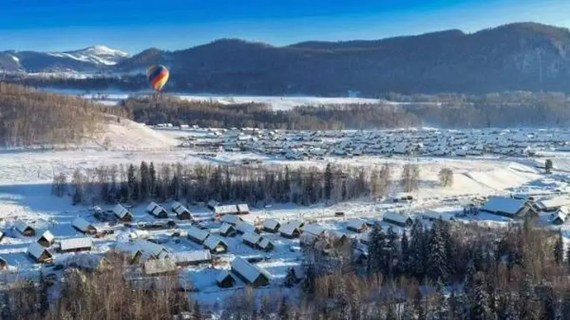 在雪山下喝一碗热奶茶：一位阿勒泰本地人的四季漫游笔记
