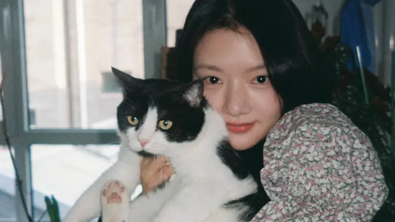 任敏穿碎花短款露腰上衣 灵动鲜活可爱少女感十足