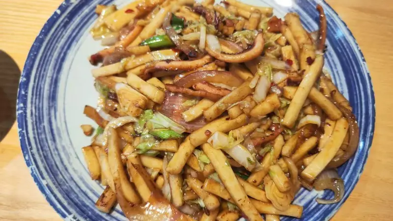 鱿鱼炒年糕：一口鲜到灵魂出窍，Q弹与软糯的完美碰撞