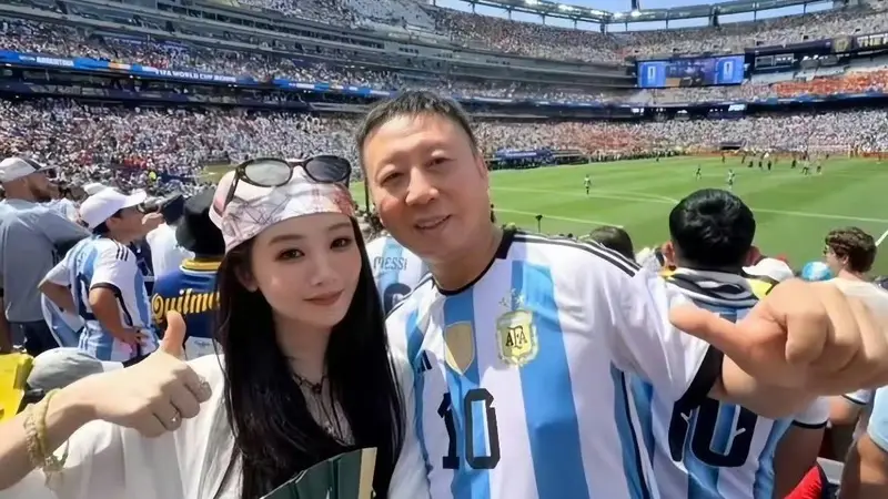 世界杯决赛星光熠熠：杨紫谷爱凌笑靥如花，林俊杰七七挽手观赛