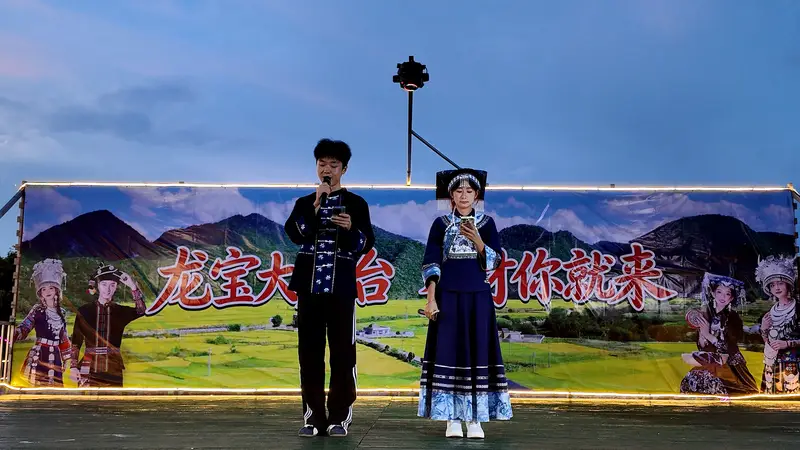 游客点赞贵安稻田边“村晚” 氛围感拉满体验乡村风情