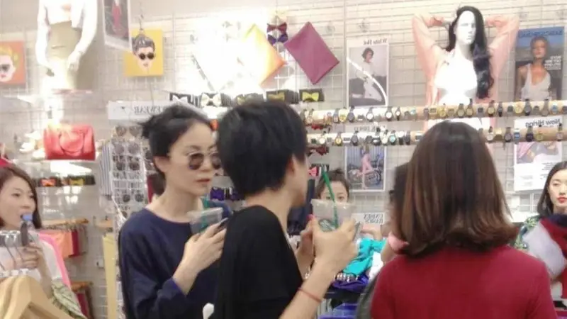 王菲丸子头陪闺蜜三里屯挑时装,56岁穿搭随性肤若凝脂,气质宛如少女!