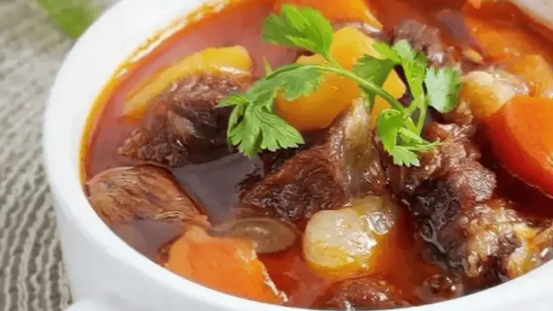 砂锅土豆胡萝卜炖牛腩 汤汁拌饭才是绝配