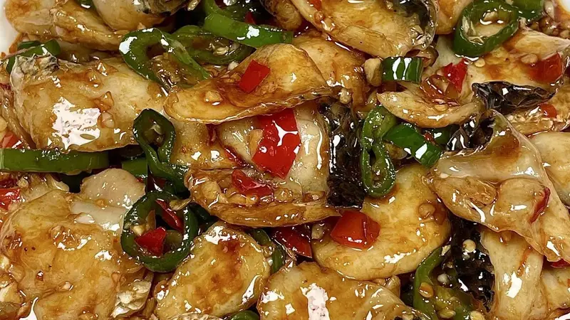 蒜香鱼片:一勺酱汁,三碗米饭的“碳水狂欢”