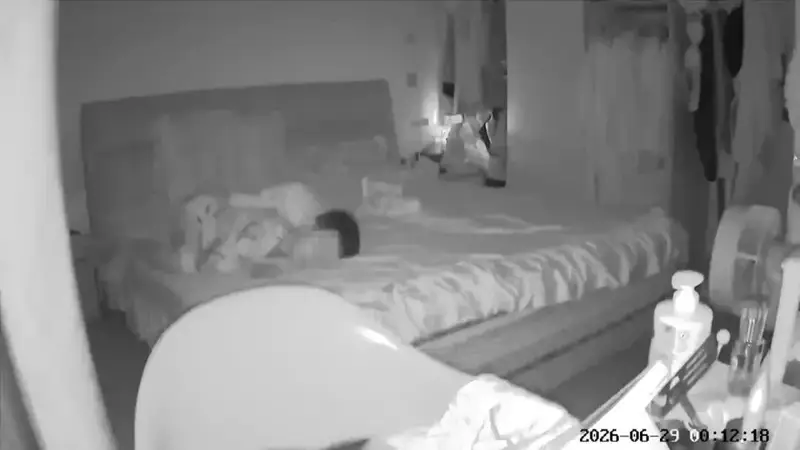 四川宜宾5.5级地震亲历者讲述：女子在地震瞬间冲进卧室，护住熟睡的孩子；高度近视的大学生来不及拿眼镜，裹被子赤脚从5楼狂奔逃生