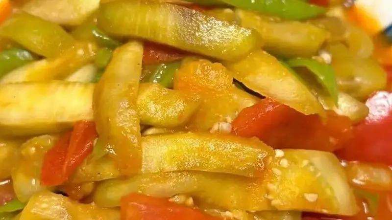 有人认为河南这种炒菜搭配,简直就是黑暗料理,可是咱们很多人却从小吃到大,还觉着美哩很呢