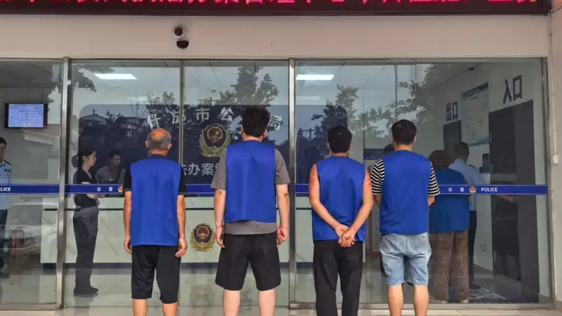 四川警方突袭一牛肉制假窝点，现场多人正徒手在猪肉上抹牛油、牛血冒充牛肉，涉案超百万元