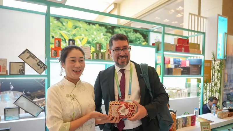 APEC迎来“成都时间”:会场外,美国参会小伙为妻子选购川茶作为礼物