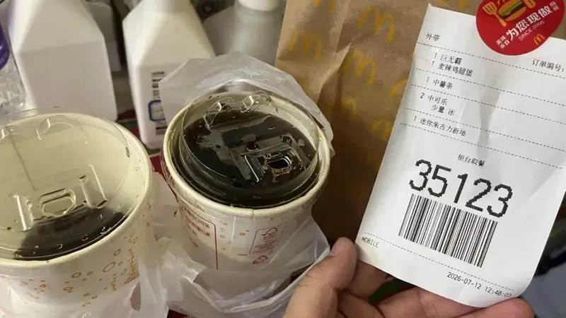 麦当劳店员被指向顾客可乐中吐口水,店长回应:涉事店员是兼职学生,尚未辞退