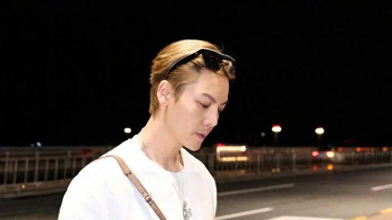 陈伟霆奔赴巴黎高定大秀|极简白 T 私服,松弛高级香奈儿型男出发