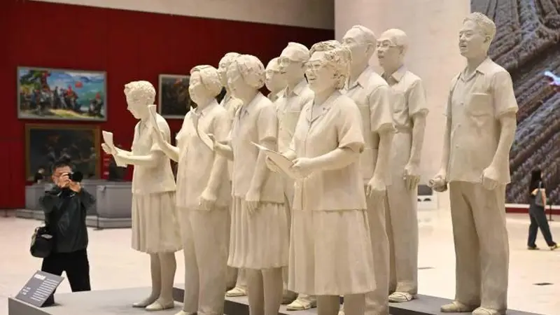 人民丰碑——中国国家博物馆馆藏经典美术作品展亮相中央一号大厅