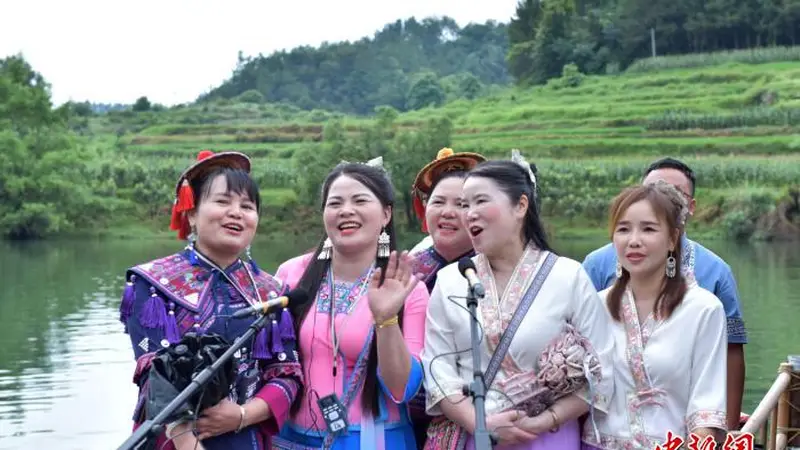 贵州荔波千名布依族同胞踏歌龙江共庆“六月六”