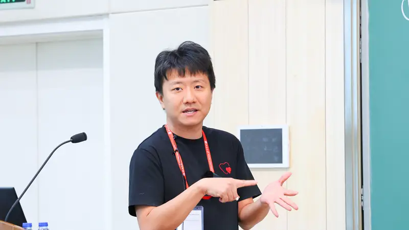 菲尔兹奖揭晓！王虹、邓煜斩获奖章 系中国籍数学家首获该奖
