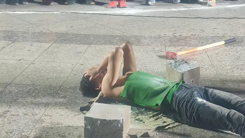 街头杂技演出乱象:“裸奔式表演”泛滥 游走在监管边缘的民间艺人生存现状调查