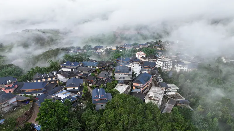 云南景洪：基诺山村开辟“雨林徒步游”促增收#