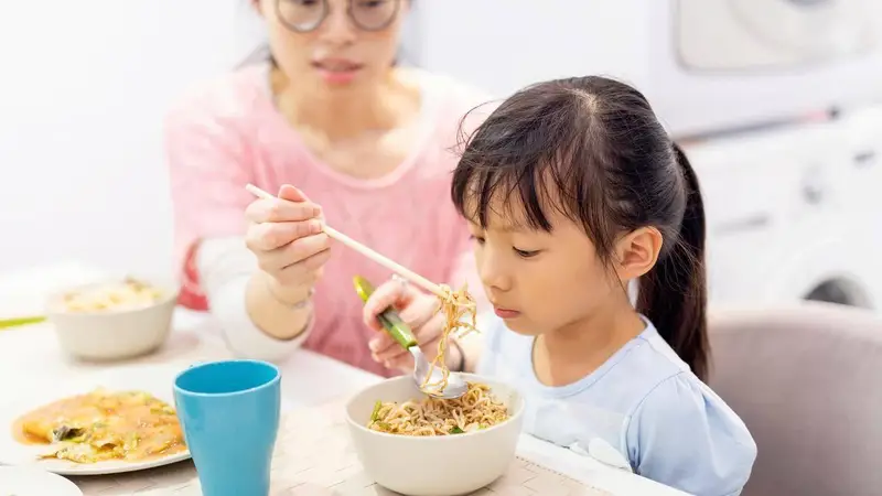 4种错误喂饭方式拖垮娃脾胃 很多家长天天在喂 快改