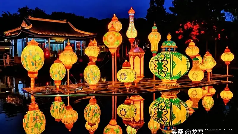 彩灯构筑夜游新图景,淄博一千零一夜借网红装置激活仿古建筑活力