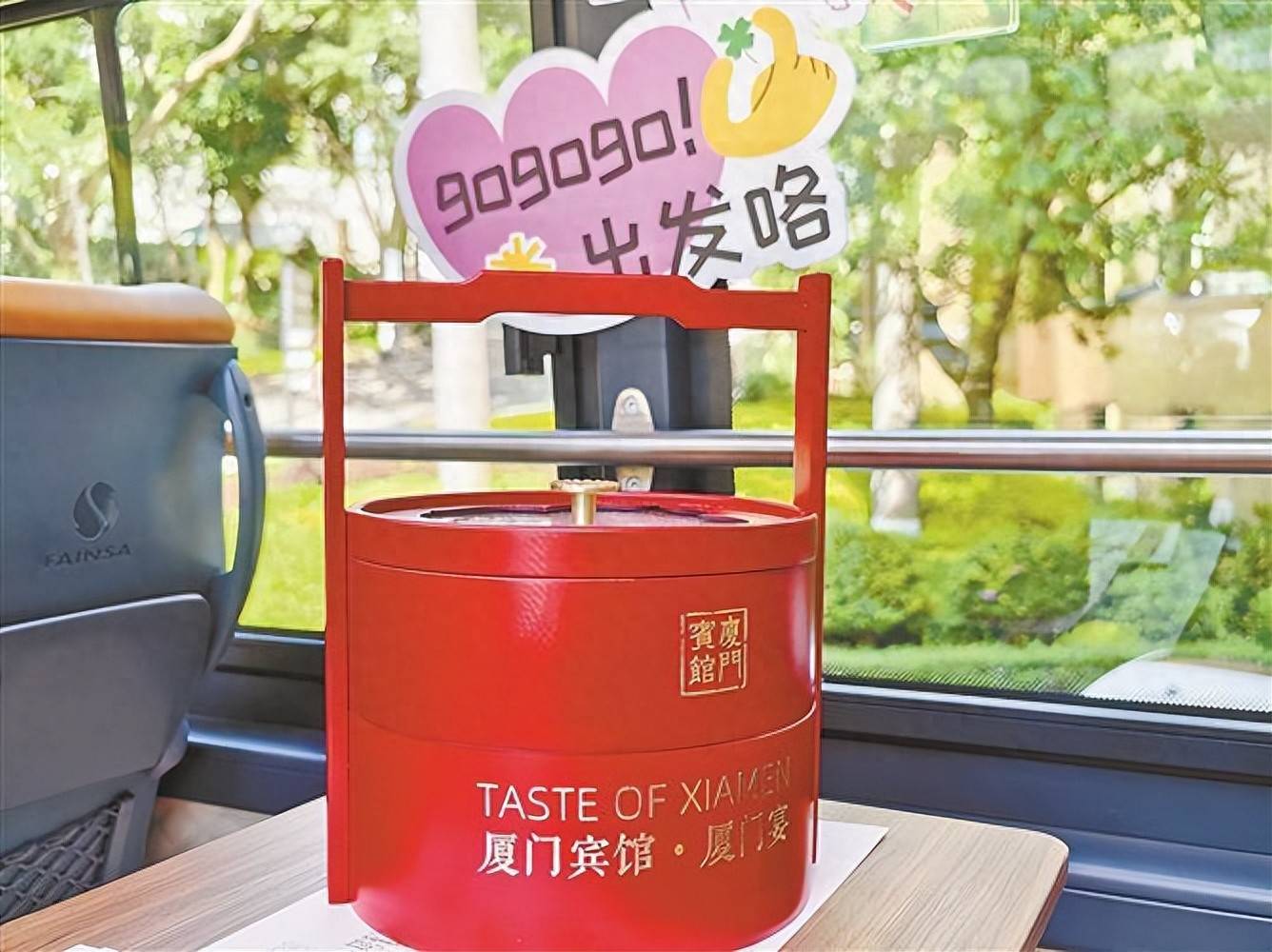 公交车上边玩边吃！厦门开通餐饮主题观光巴士