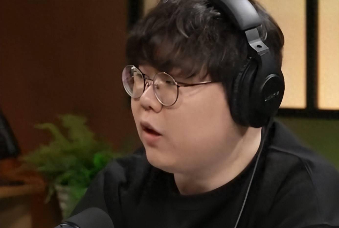 T1名宿点评Bin兰博闪现传送，直言太夸张了，一心只想单杀宙斯