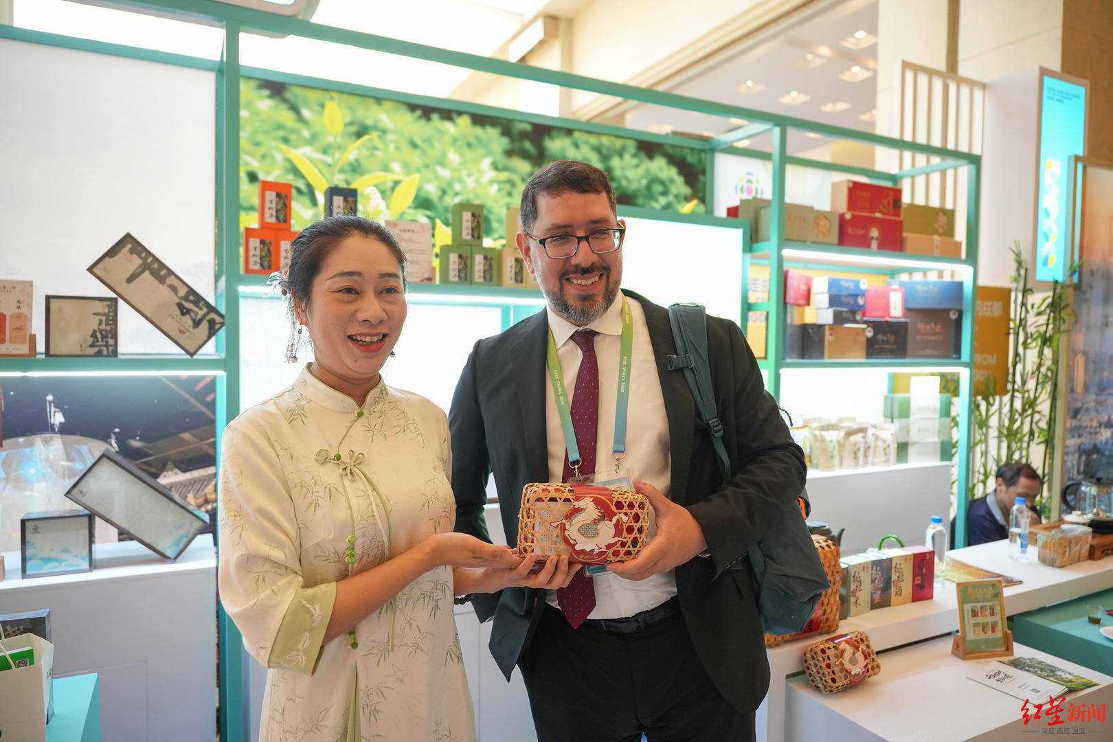 APEC迎来“成都时间”：会场外，美国参会小伙为妻子选购川茶作为礼物