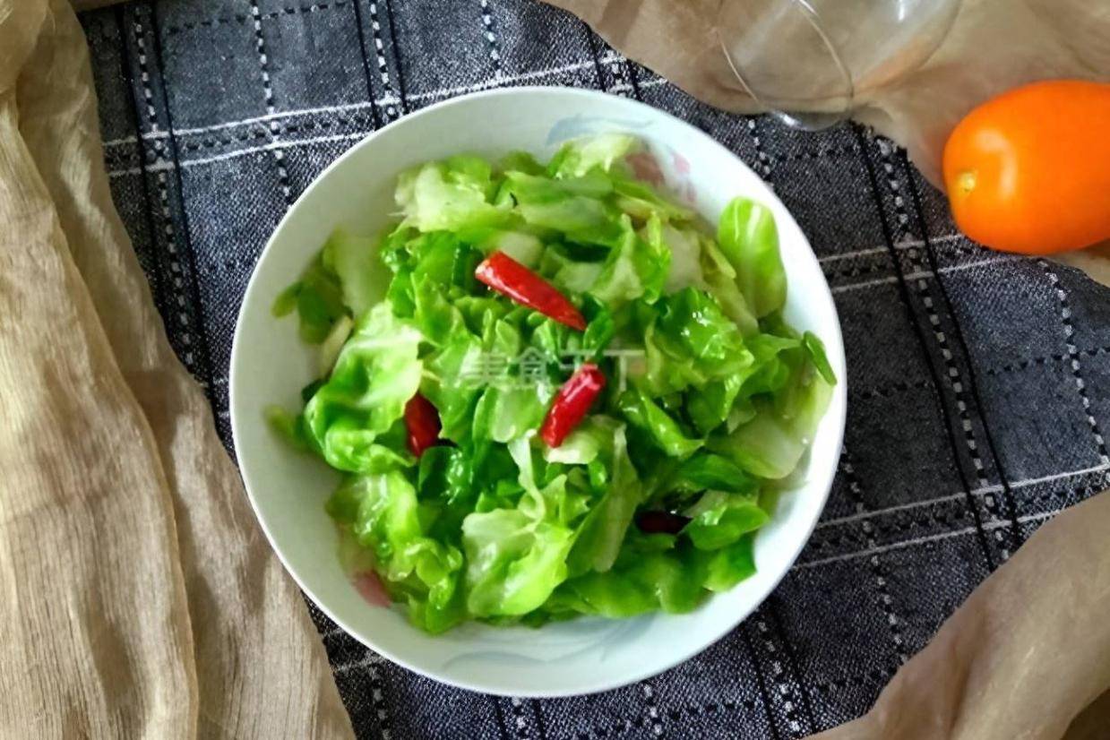 一道家常素菜，大火一炒，清脆爽口又开胃，五分钟就能上桌