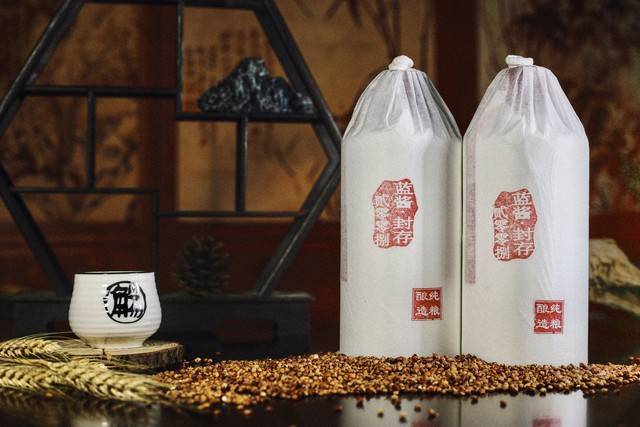 家里翻出十年前的白酒，还能不能喝？先看瓶子上有没有这行字