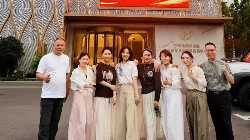北市楼成大众点评六合区淮扬菜口味榜第一名，丽籽闺蜜圈邹丽携南京女性创业者打卡