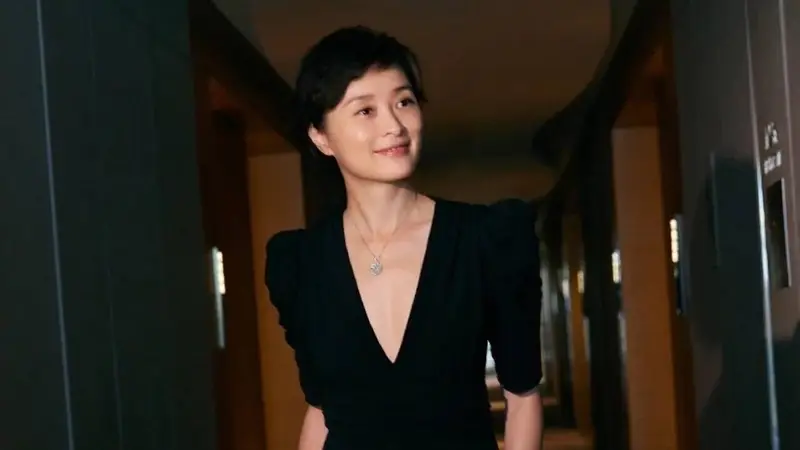 看了“吴越”的打扮，我悟了：色不过三，选基础款，更显高级优雅