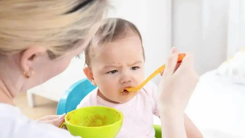 第一口辅食吃蛋黄？这些育儿老话该改写了