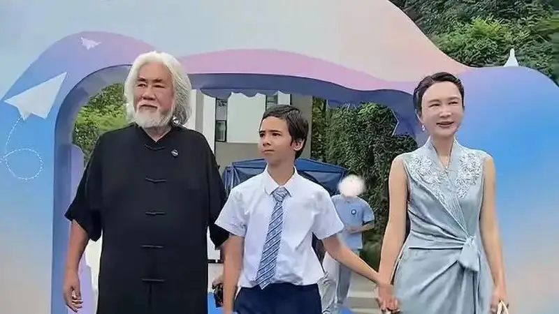 张纪中夫妇盛装出席儿子毕业典礼,杜星霖新中式裙配4万包尽显贵气