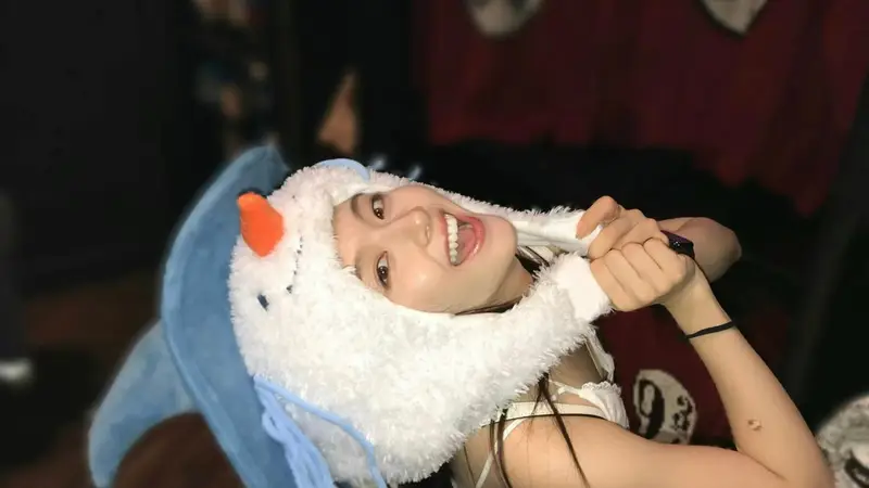 李兰迪戴雪人帽自拍 显元气少女感