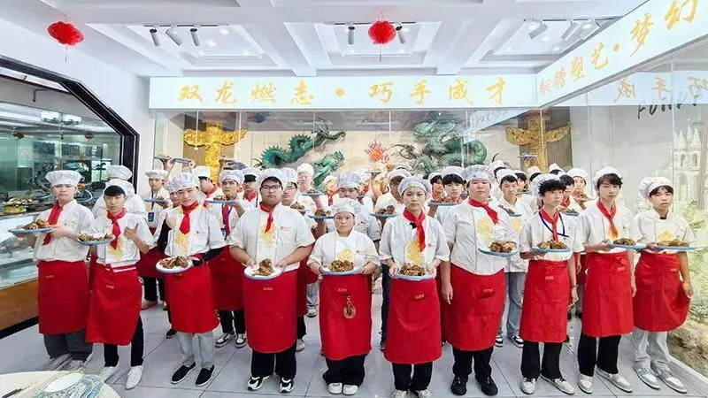 郑州北方烹饪学校学子慢炖酱香大骨展厨艺 熬出舌尖硬菜