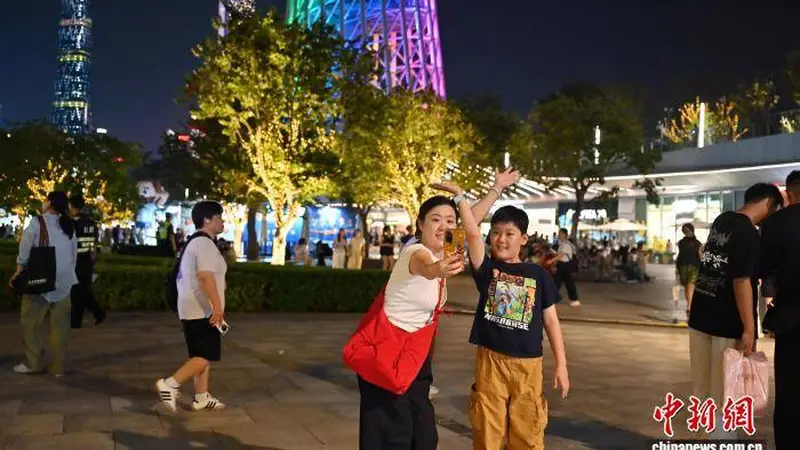 7月23日晚 广州塔夜景绚丽引游客打卡