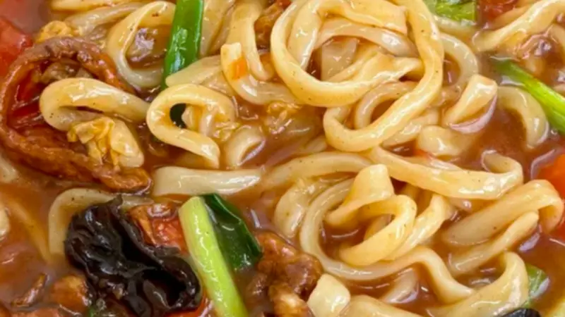 炝锅面制作技巧曝光:热油爆香解锁家常食材本味