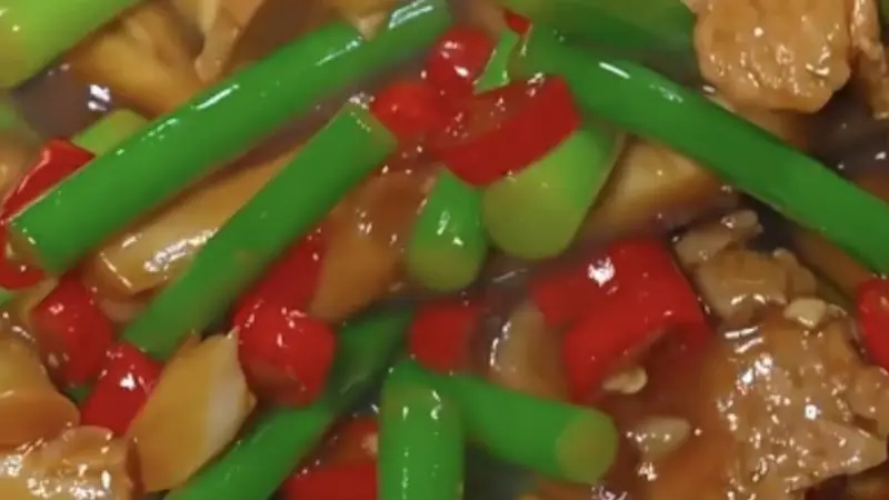蒜苔双菇炒肉：鲜香脆嫩家常下饭菜