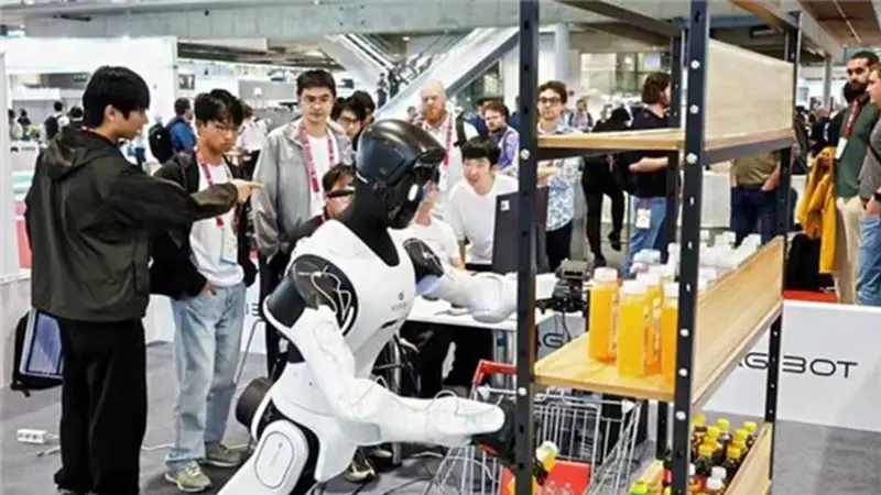 量产新高度!智元第15000台通用人形机器人下线