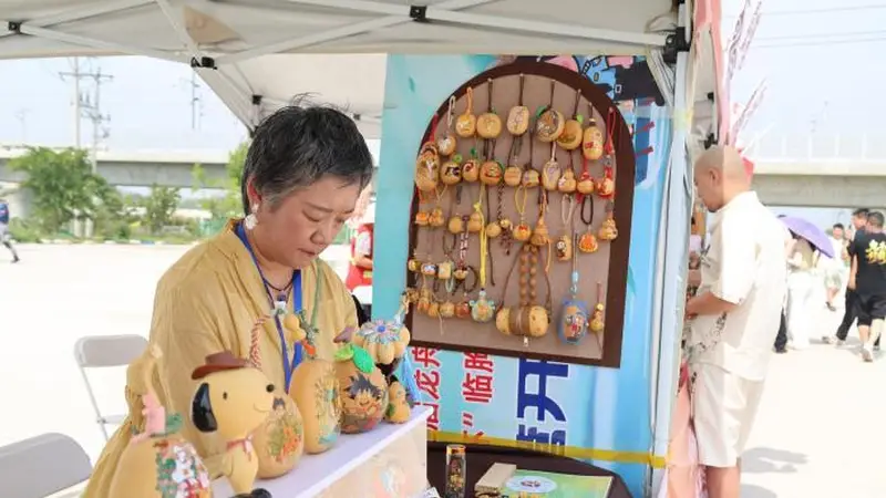 山东聊城：葫芦工艺品热销