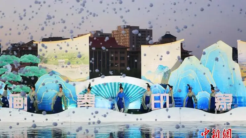 宁夏贺兰水上实景演出火爆出圈 湖畔光影丰富市民夏夜生活