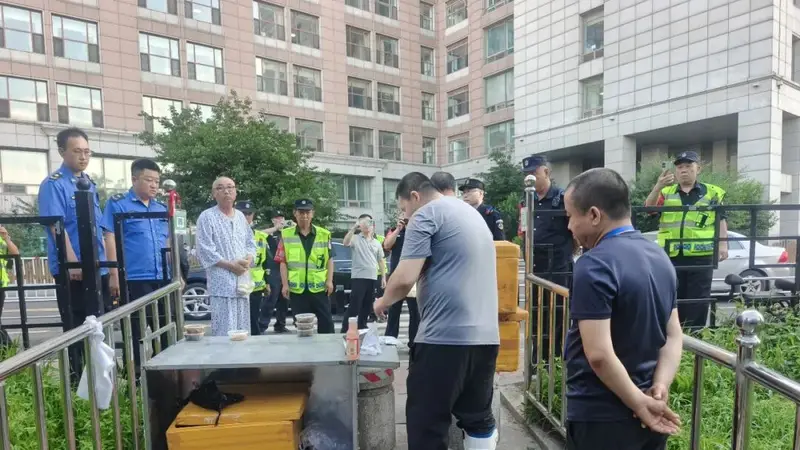 朝阳公园整治摆摊乱象 守护市民游园环境