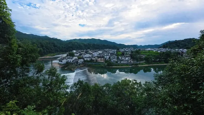 百万粉丝博主虹关打卡体验婺源慢生活 乡村民宿成沉浸式旅行新风尚