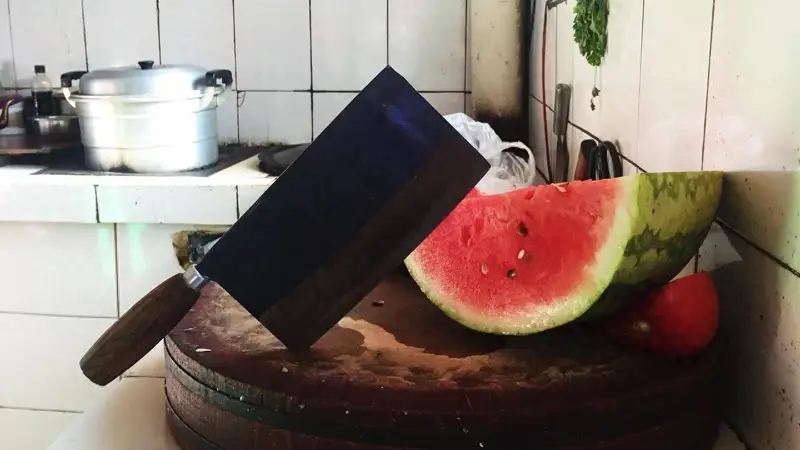妈妈切西瓜的温馨瞬间