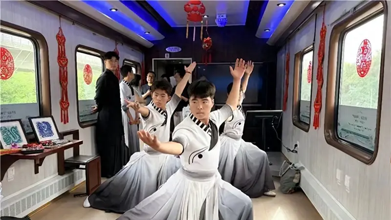 问道崆峒号列车开启21℃盛夏文化之旅