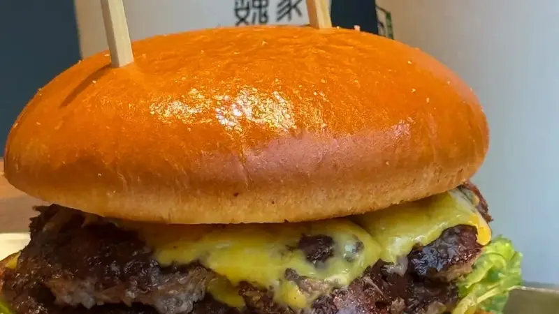 海底捞两度押注、必胜客半年百店、魏斯理排起长龙…“汉堡”大战背后,谁是赢家?