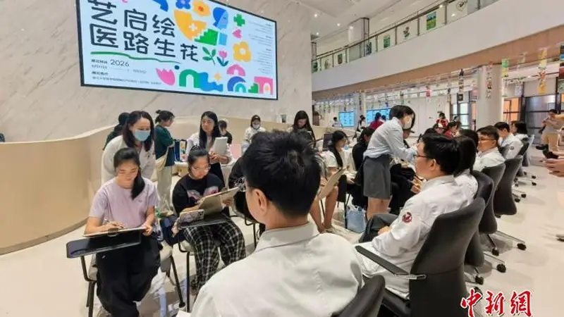 中国医师节特写:一幅手绘画里的“医者情”
