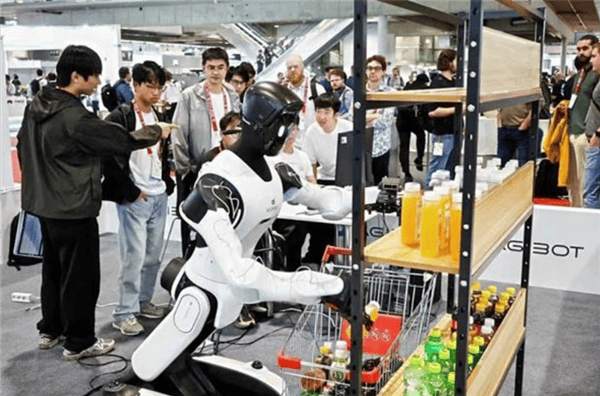 量产新高度！智元第15000台通用人形机器人下线