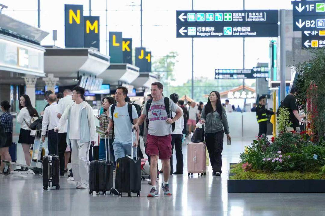 入境游“主角”不止北上广深：外国游客飞赴中国160城 成都稳居前五、稻城首次上榜