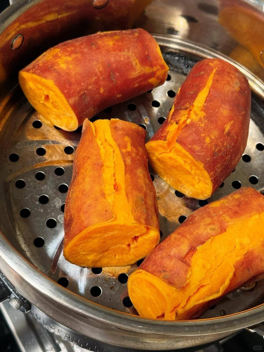 蒸红薯配酱萝卜条：地道田间家常味，杂粮小菜好吃管饱